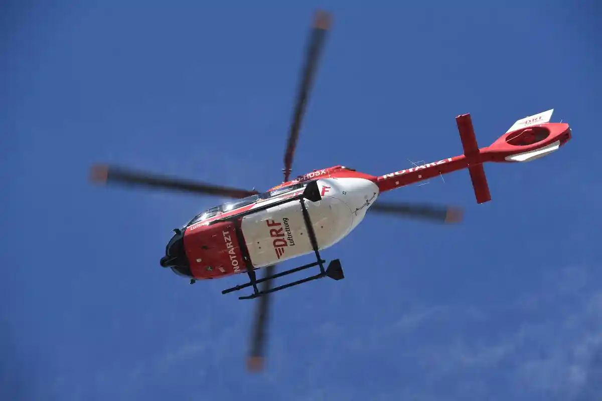 Спасательный вертолет:В небе пролетает спасательный вертолет.