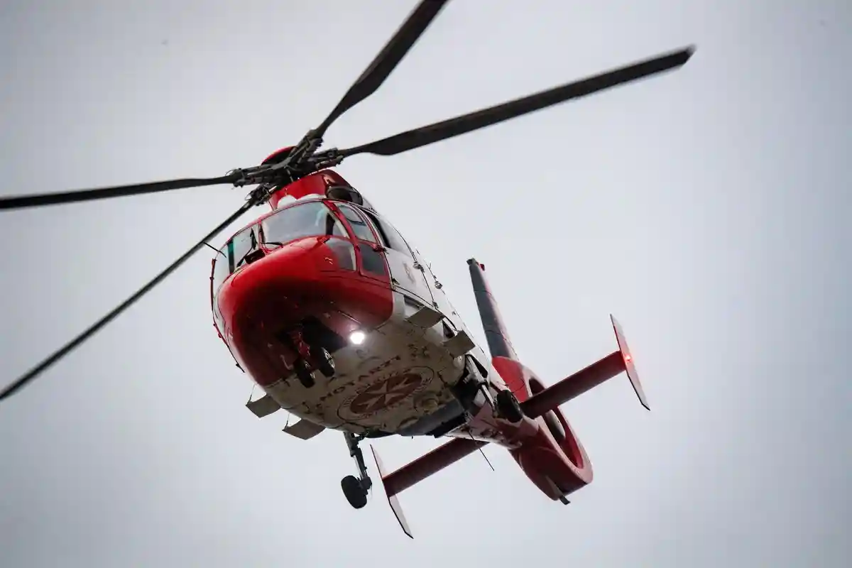 Спасательный вертолет:Спасательный вертолет заходит на посадку на аэродром клиники.