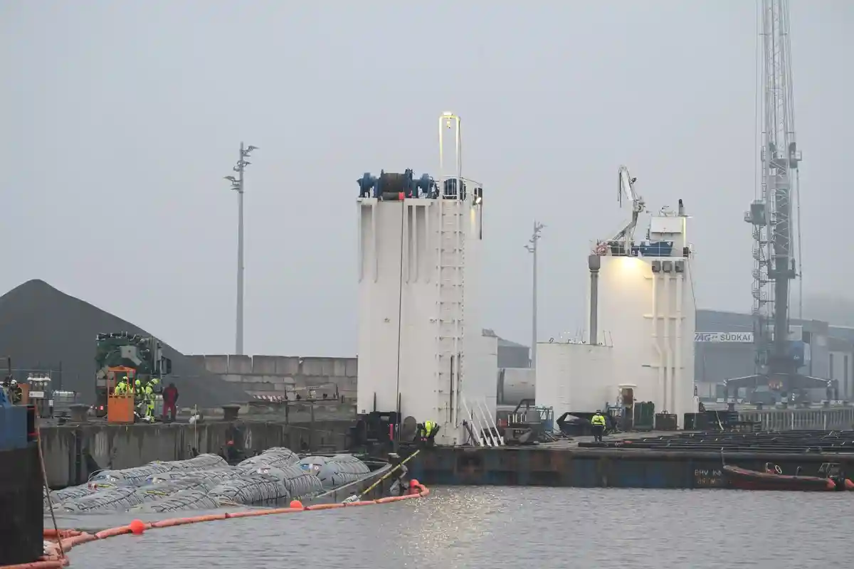 Спасение затонувшего грузового судна "Сабина":Баржа "Sabine" была поднята за ночь с помощью воздушных подушек.