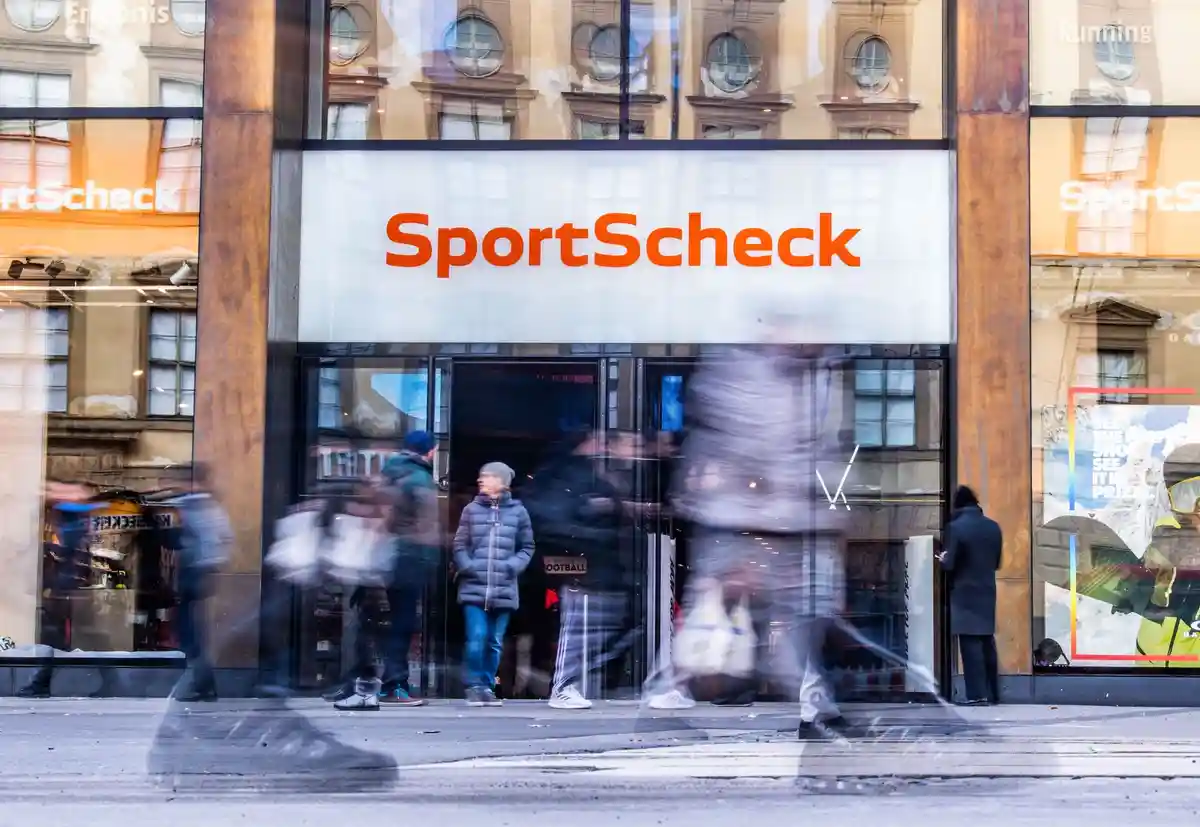 SportScheck:Люди проходят мимо магазина Sportscheck в пешеходной зоне Мюнхена.