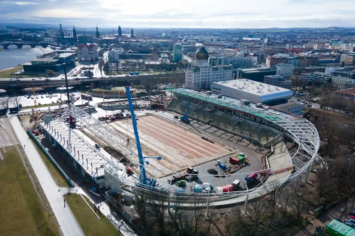 Стадион Хайнц Штайер:Два крана поднимают опору легкого кольца над северной трибуной стадиона в Дрездене.