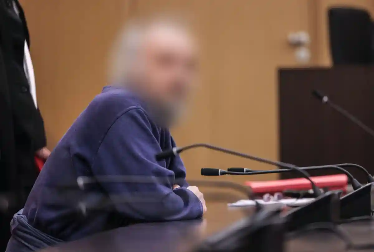 Судебный процесс по делу о взрыве в Ратингене:Обвиняемый сидит на скамье подсудимых в зале суда в Дюссельдорфе.