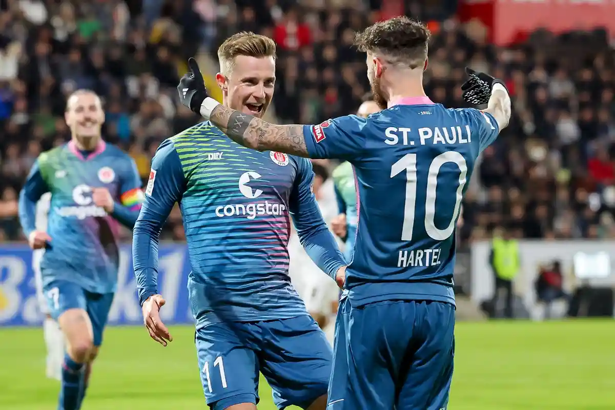SV Elversberg - FC St. Pauli:Йоханнес Эггештайн (л) празднует свой гол в ворота команды "Санкт-Паули" (0:1) вместе с Марселем Хартелем.