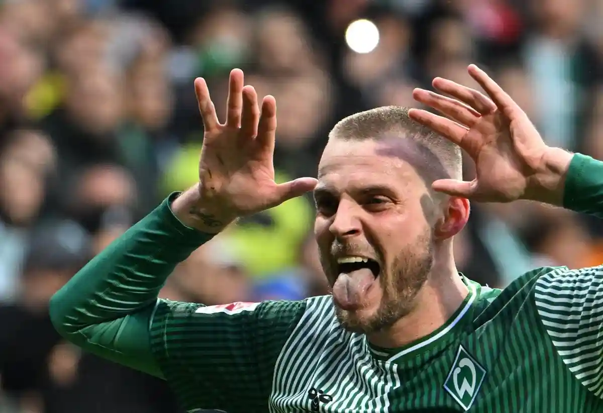 SV Werder Bremen - 1. FC Union Berlin:Марвин Дакш, забивший гол в ворота "Вердера", празднует победу со счетом 2:0.