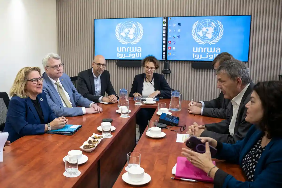 Свенья Шульце в Аммане:Министр федерального развития Свенья Шульце (слева) в беседе с генеральным комиссаром ЮНВРА Филиппом Лаццарини.