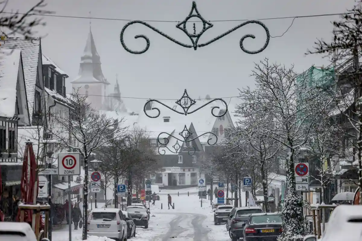 Свежий снег на большой высоте - Винтерберг:Дома и улицы покрыты снегом. Холодная и сырая погода продолжается в земле Северный Рейн-Вестфалия.