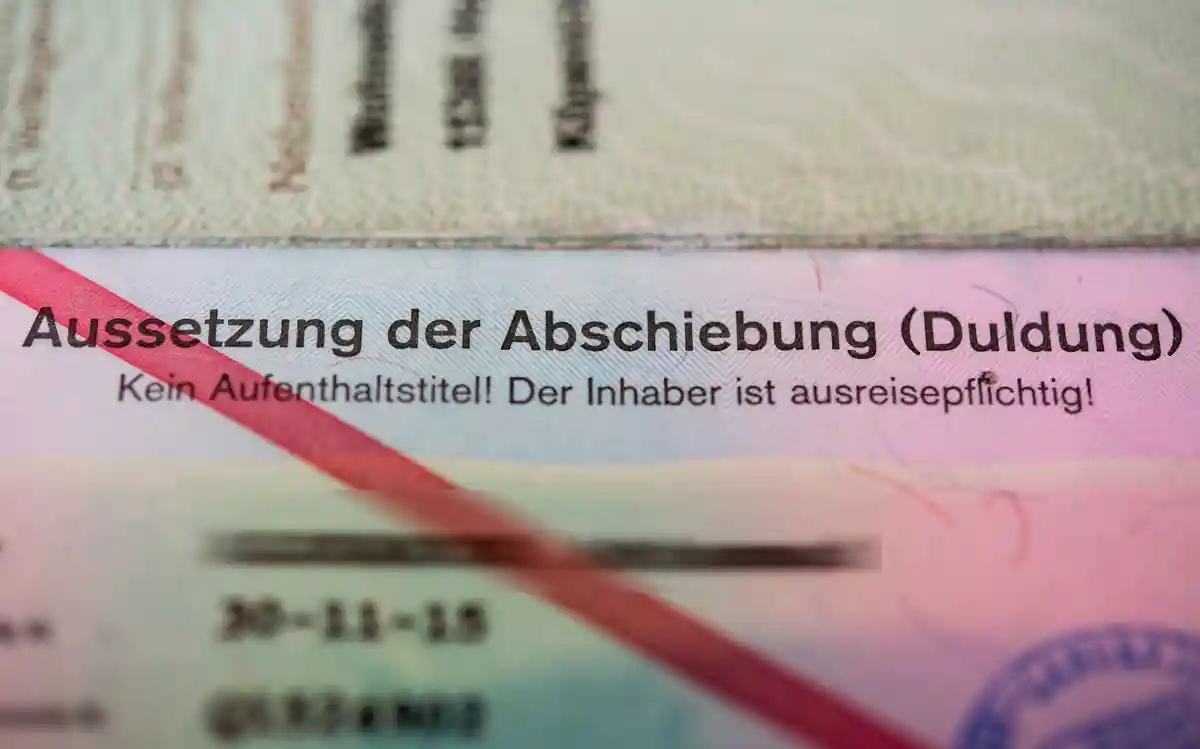 Терпимость к беженцам:Удостоверение личности Федеративной Республики Германия лица, ищущего убежище, с отметкой "Приостановка депортации (Duldung)".