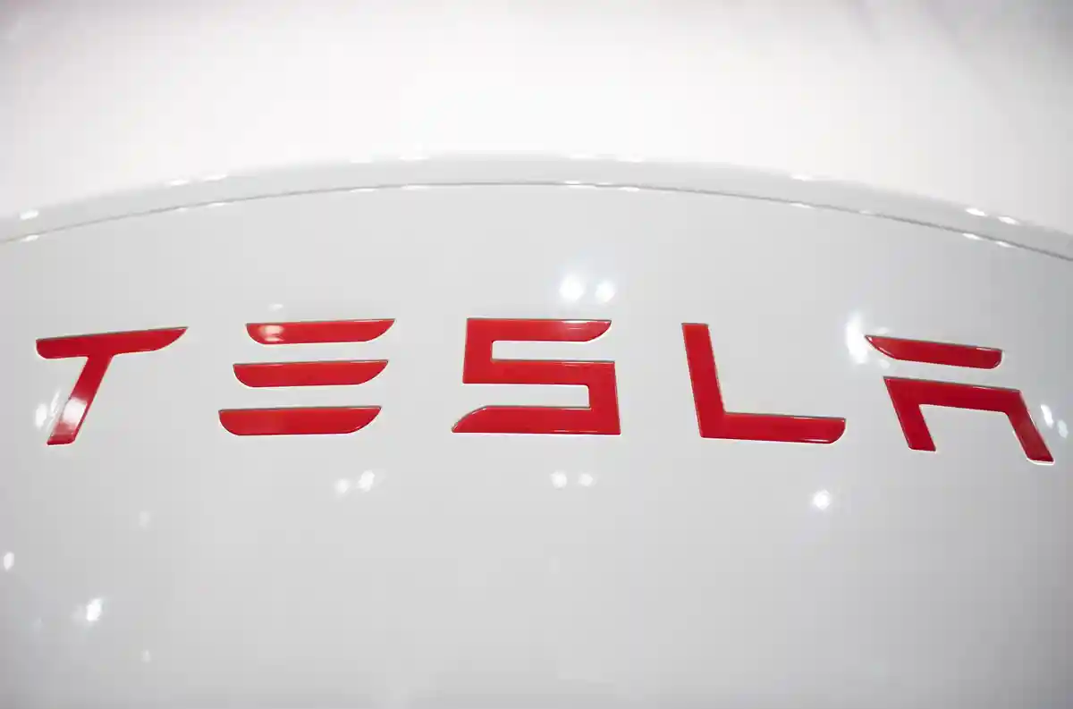 Tesla:Логотип производителя можно увидеть на зарядной станции Tesla в демонстрационном зале Tesla.