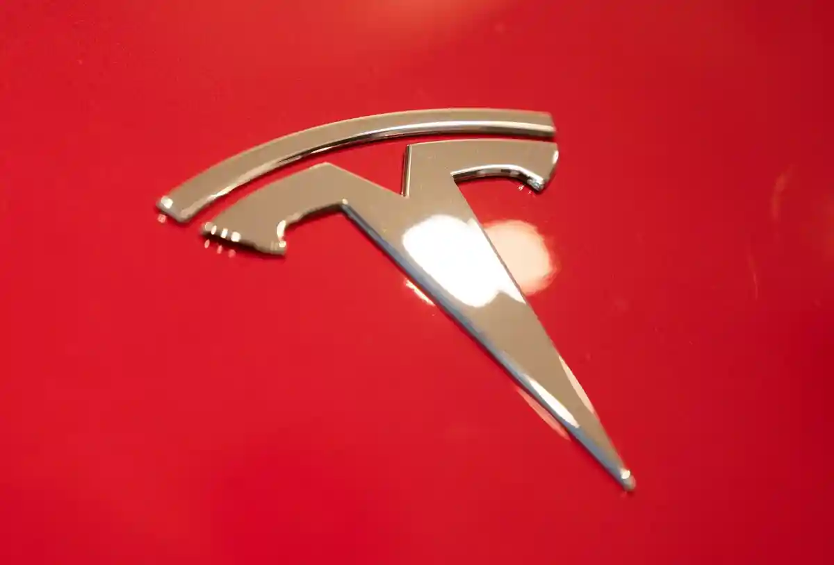 Tesla:Система "Автопилот" компании Tesla вызывает много споров.