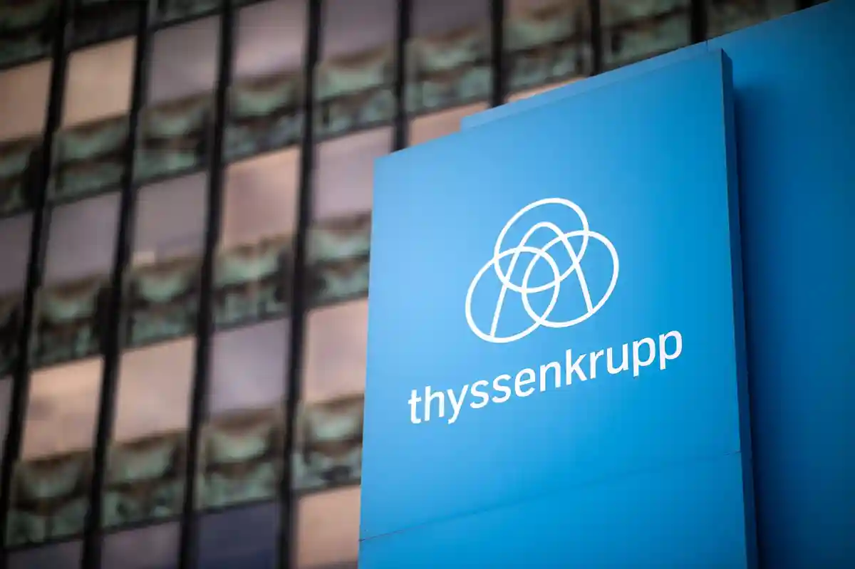 тиссенкрупп:Надпись "thyssenkrupp" можно увидеть на вывеске перед штаб-квартирой компании.