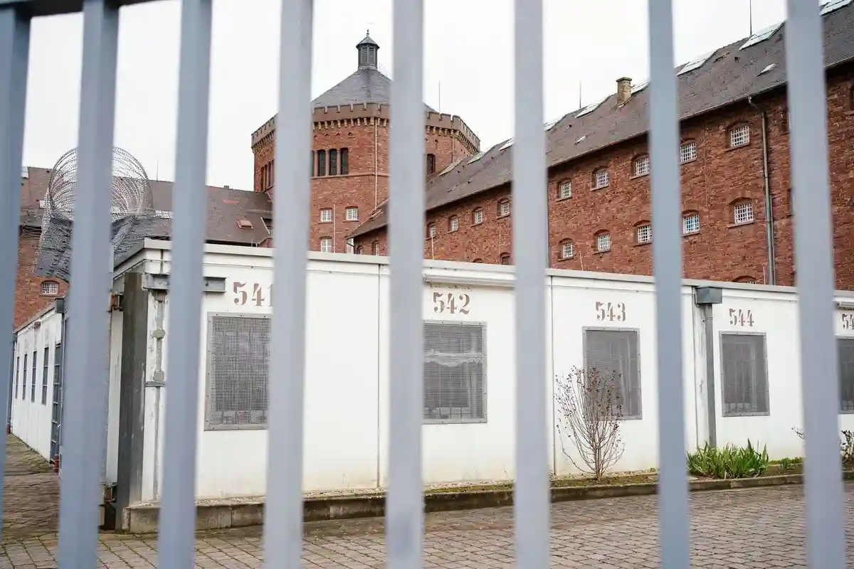 Тюрьма Брухзаль:Главное здание тюрьмы видно за массивными прутьями тюремной ограды.