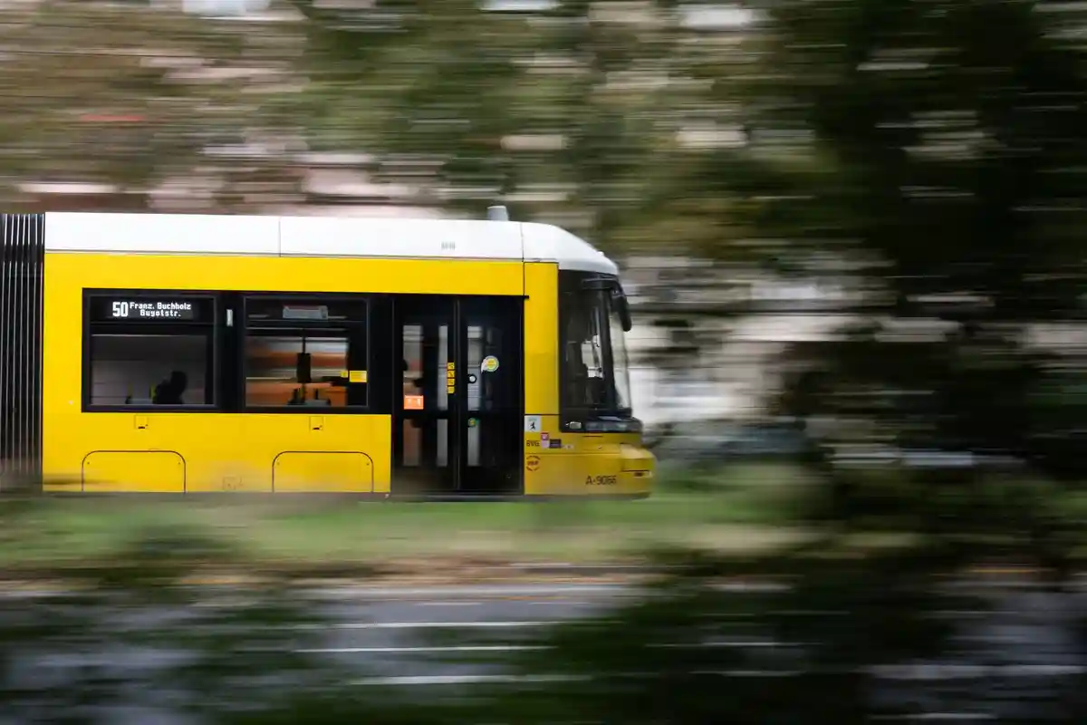 Трамвай в Берлине:По городу курсирует трамвай BVG на линии 50.