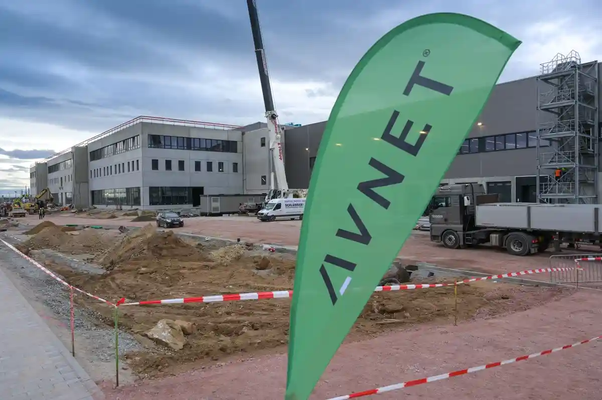 Церемония открытия распределительного центра электроники Avnet в Бернбурге:Корпус здания для крупного предприятия оптовой торговли электроникой Avnet в Бернбурге.