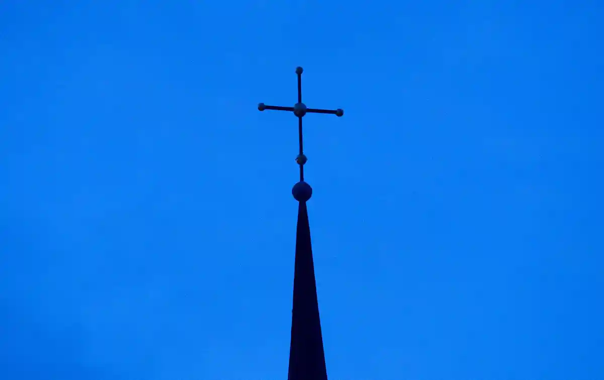 Церковь:В сумерках виден крест церкви.