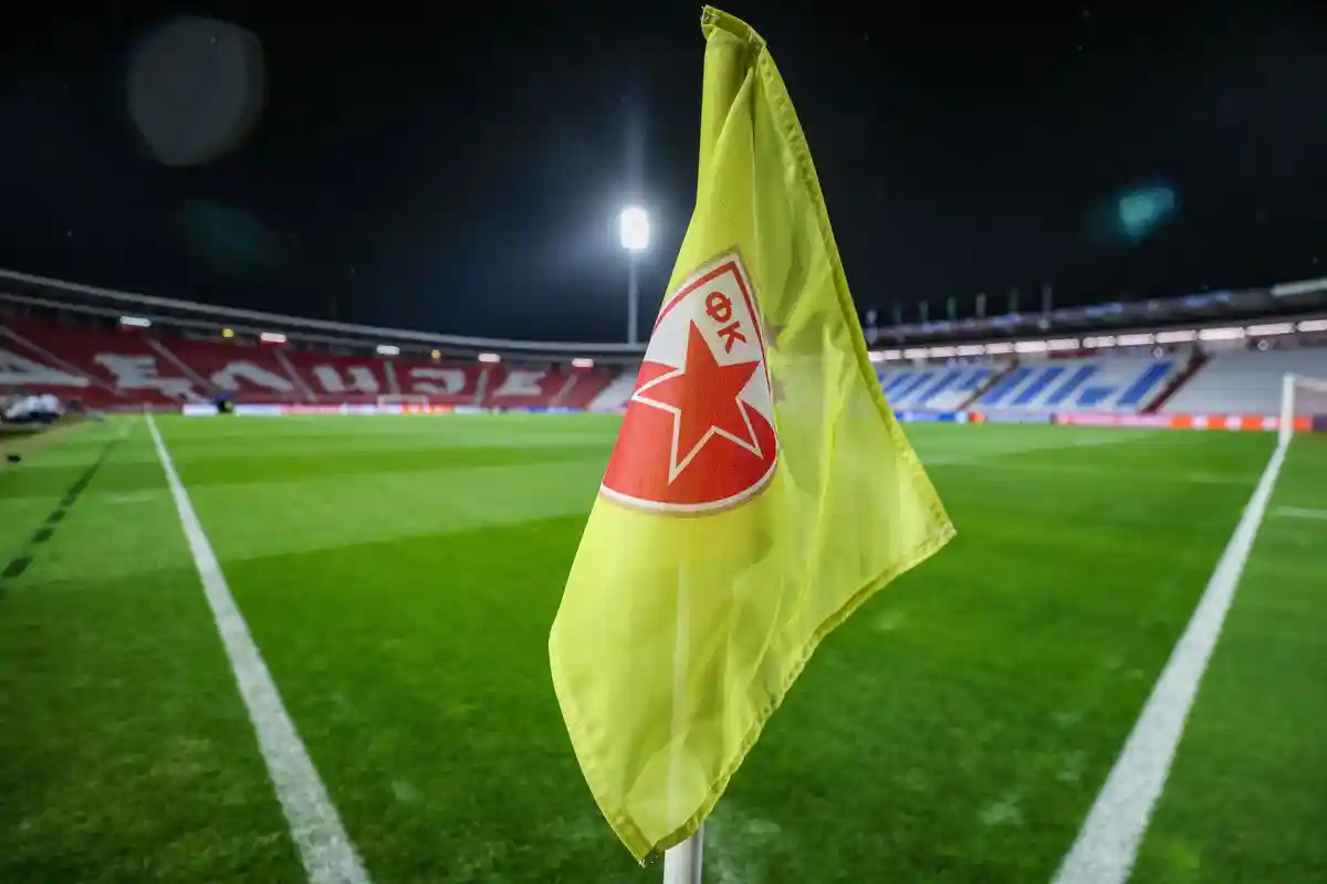 Црвена Звезда Белград - РБ Лейпциг:Угловой флаг находится на стадионе.