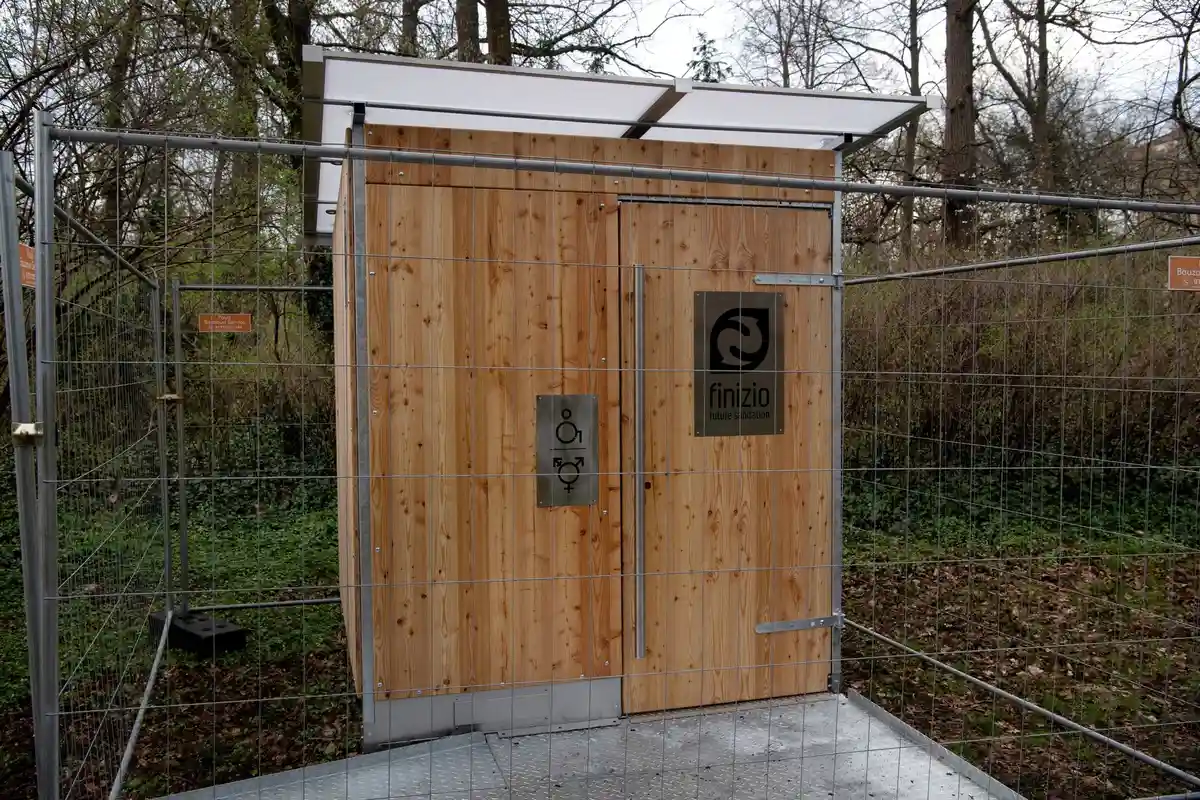 Туалеты на автостоянке:Самодостаточный парковый туалет можно увидеть за оградой в парке города Штеглиц.
