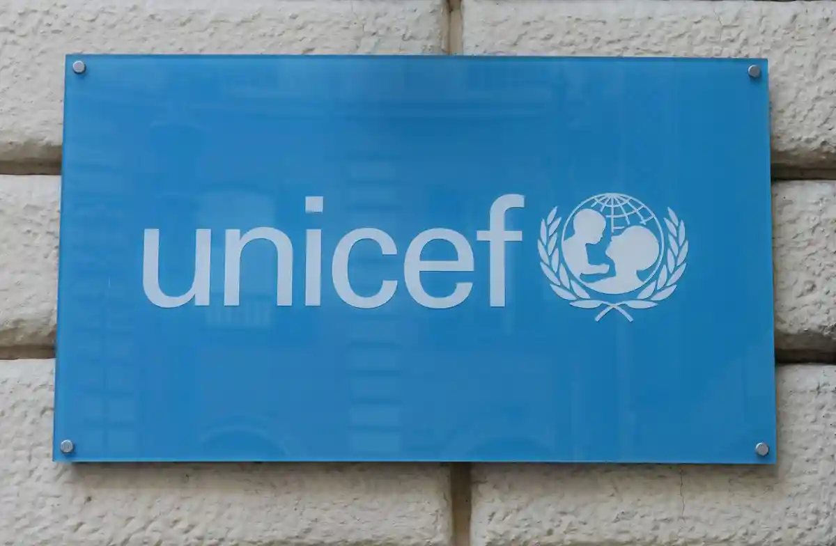 Unicef:Знак с логотипом Детского фонда ООН (ЮНИСЕФ).
