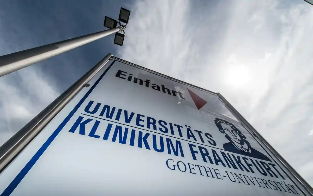 Университетская клиника Франкфурта:Табличка указывает на вход в университетскую больницу.