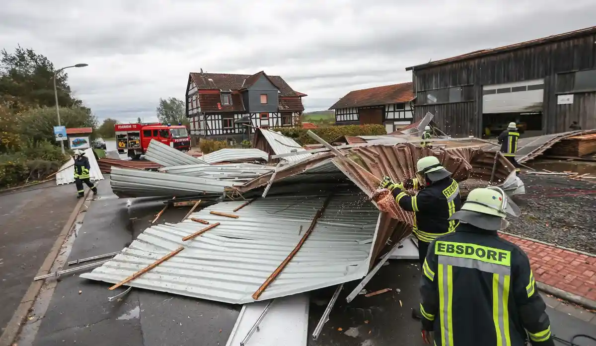 Ущерб от штормовых порывов в Гессене:Пожарные работают с фотоэлектрической системой, сорванной с крыши.