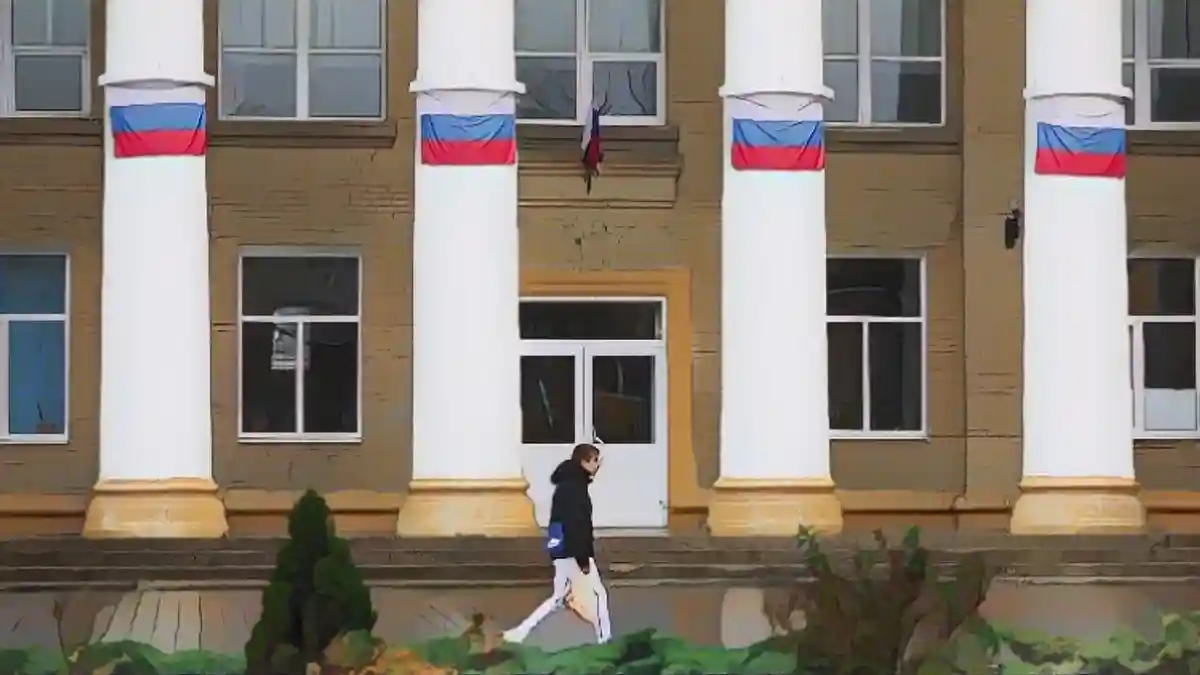 В оккупированном Мелитополе на видном месте вывешены российские флаги.:В оккупированном Мелитополе на видном месте вывешены российские флаги.