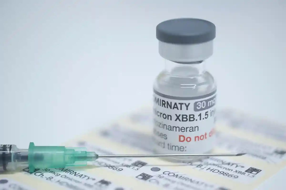 Вакцина Corona:Флакон с новой коронавирусной вакциной, адаптированной к сублинии XBB.1.5 компании "Омикрон", стоит на столе в аптеке.