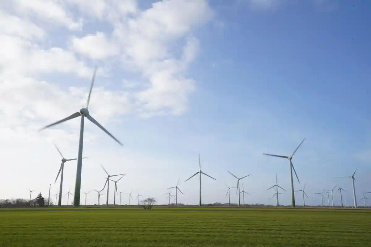 Ветровая энергия:Ветряные турбины стоят в поле.