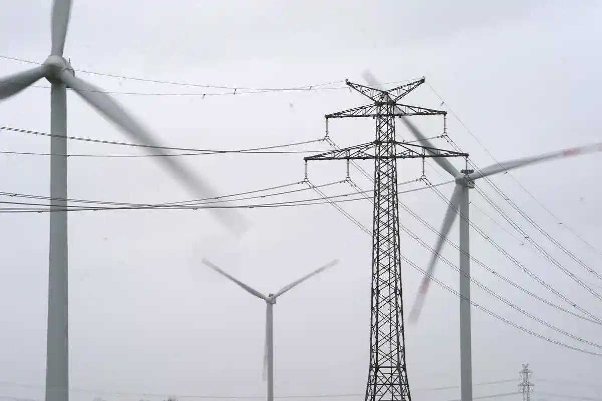 Ветровая энергия:Столб электропередачи стоит на территории ветряной электростанции.