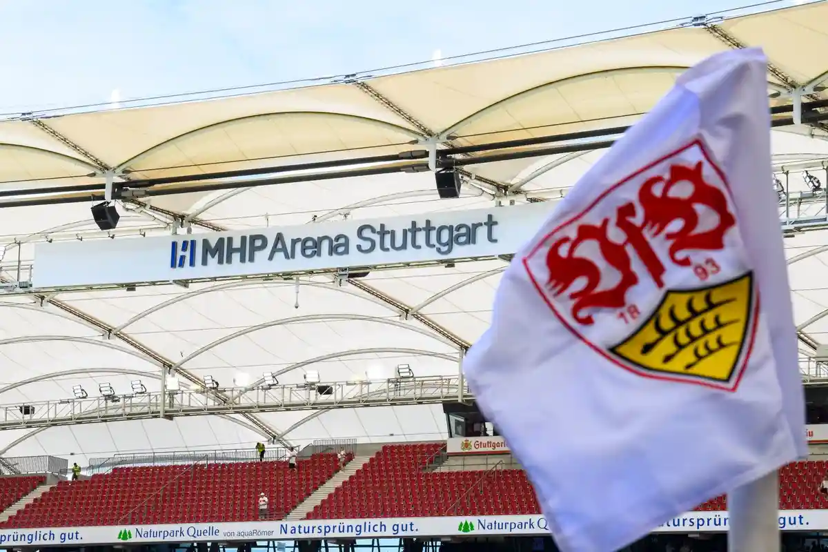VfB Stuttgart:Обзор стадиона MHPArena Stuttgart перед игрой с угловым флагом.