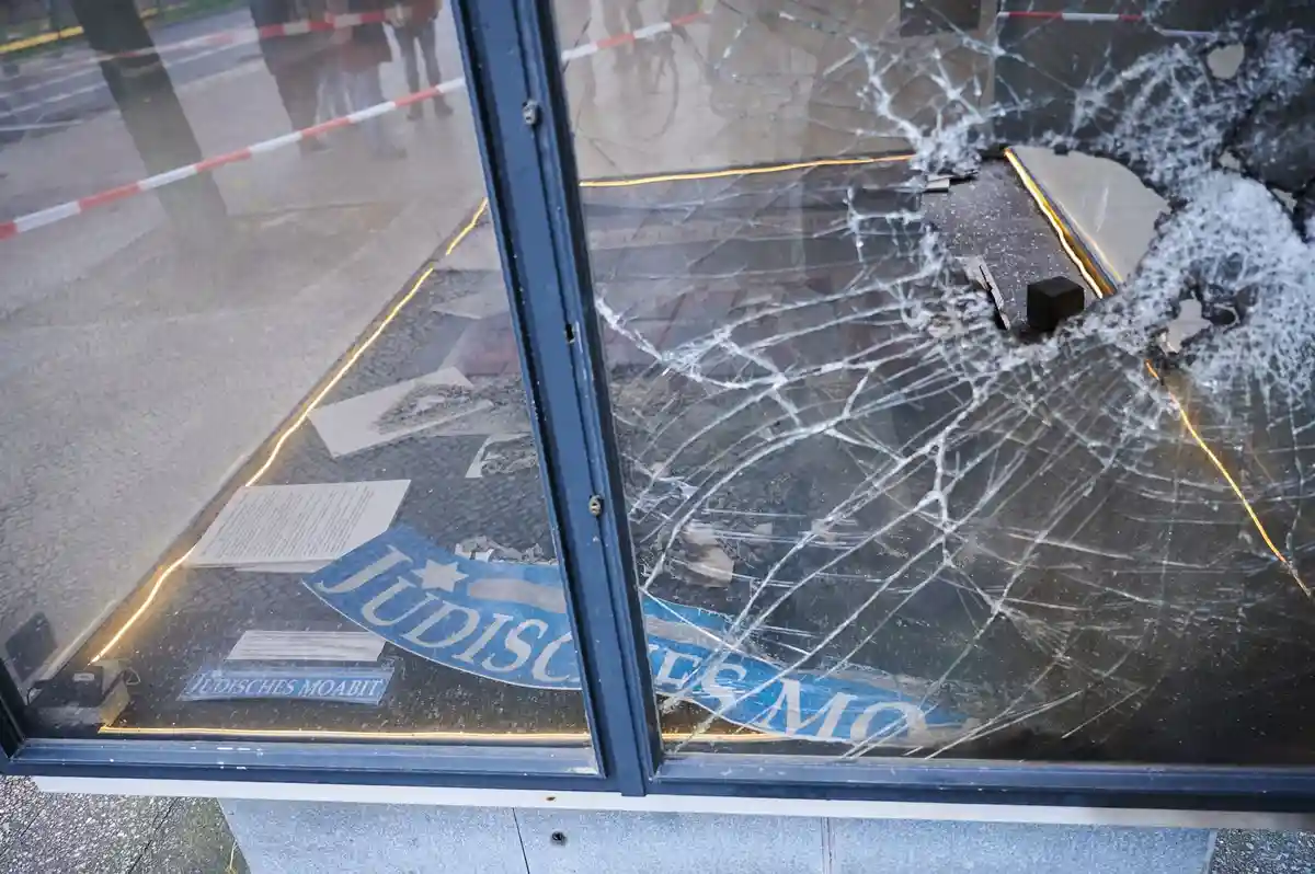 В Берлине повреждена витрина для выставки о Моабите