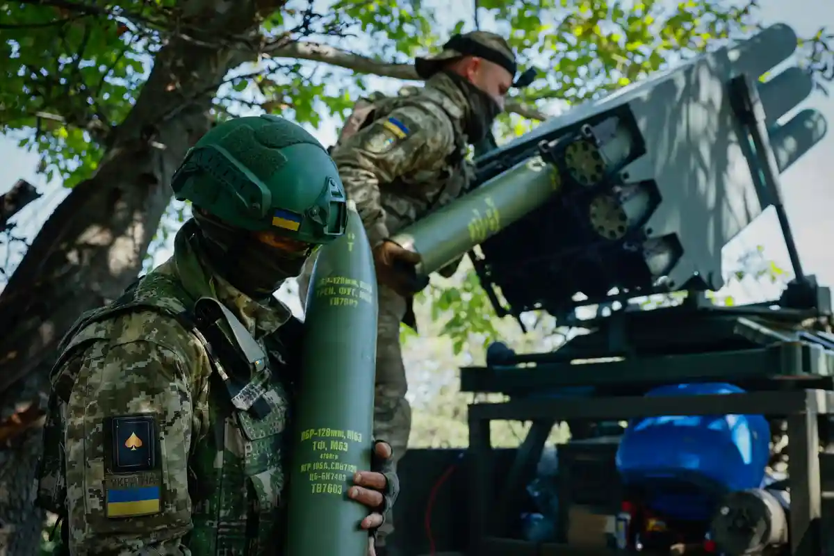 Война на Украине:Украинские солдаты готовят реактивную систему залпового огня перед обстрелом российских позиций.