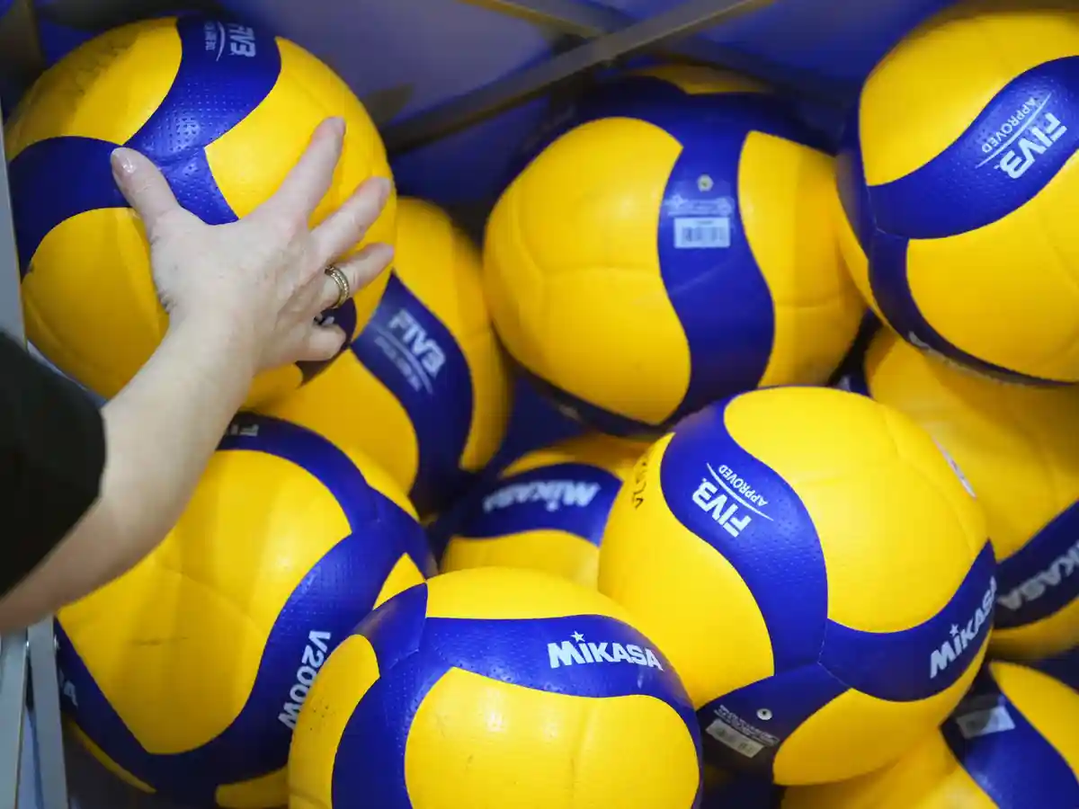 Волейбол:Волейбольные мячи лежат кучей.