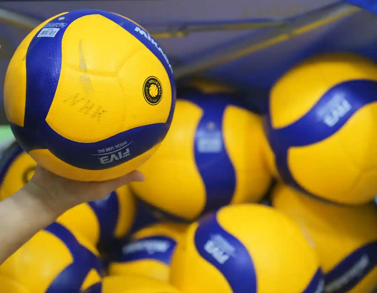 Волейбол:Волейбольные мячи лежат в зале.