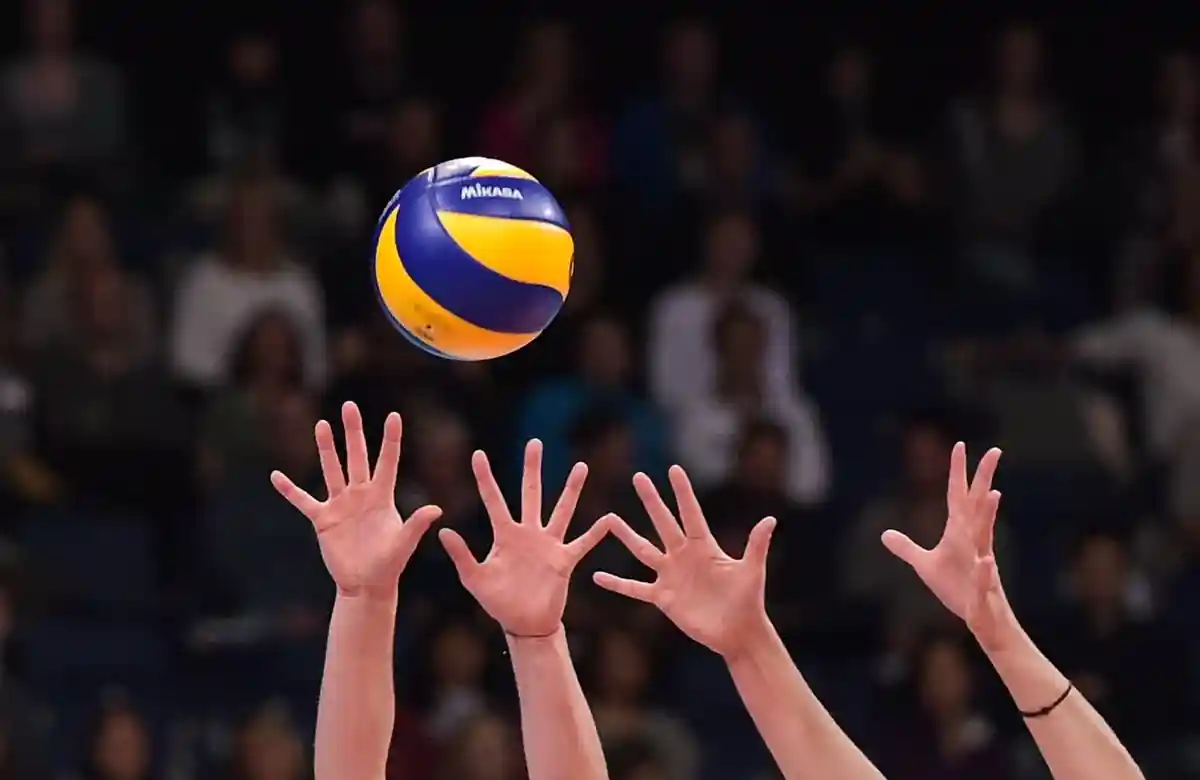 Волейбол:Руки гоняют волейбольный мяч.