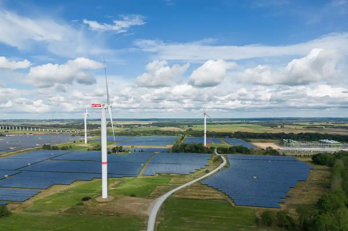 Возобновляемые источники энергии:Ветряные турбины в земле Шлезвиг-Гольштейн.