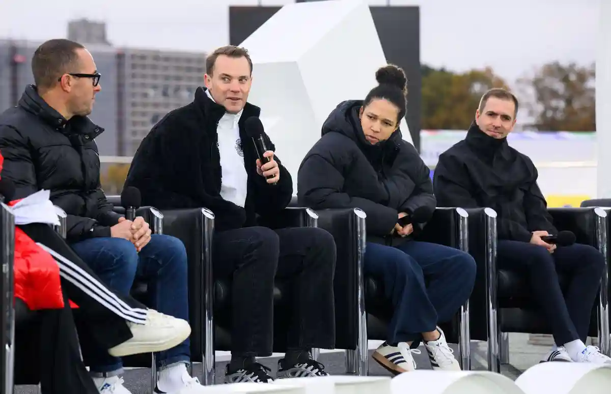 Вручение игрового мяча ЭМ:Сэм Хэнди (слева направо), Мануэль Нойер, Селия Шашич и Филипп Лахм сидят на Олимпийском стадионе.