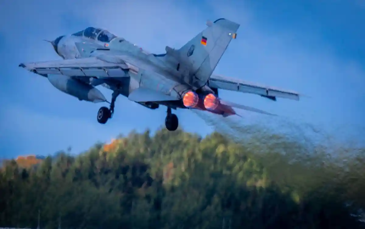 ВВС завершают учения "Балтийский охотник":Взлетает истребитель "Торнадо".