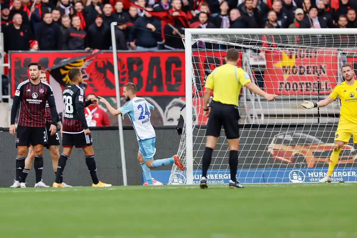 Выездной переворот "Шальке:Доминик Дрекслер (в центре) забил гол в ворота "Шальке" в Нюрнберге.