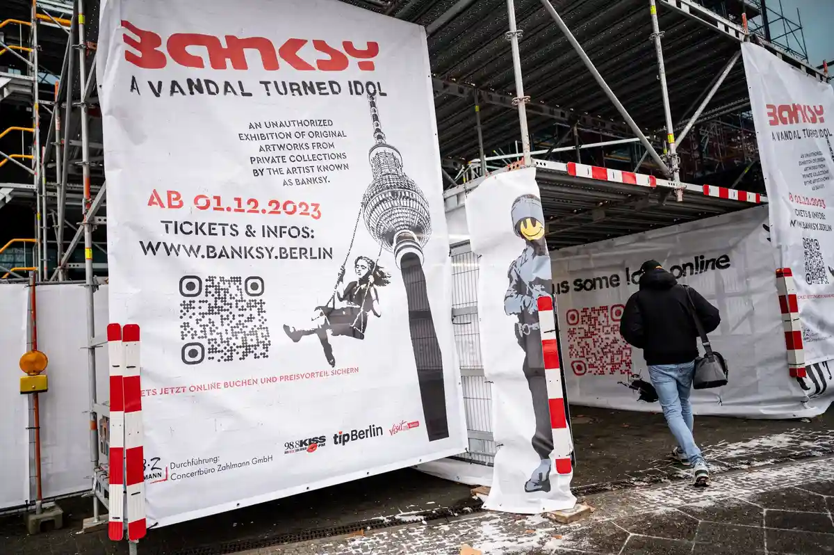 Выставка Бэнкси:Выставка в Берлине посвящена неизвестному уличному художнику Бэнкси.