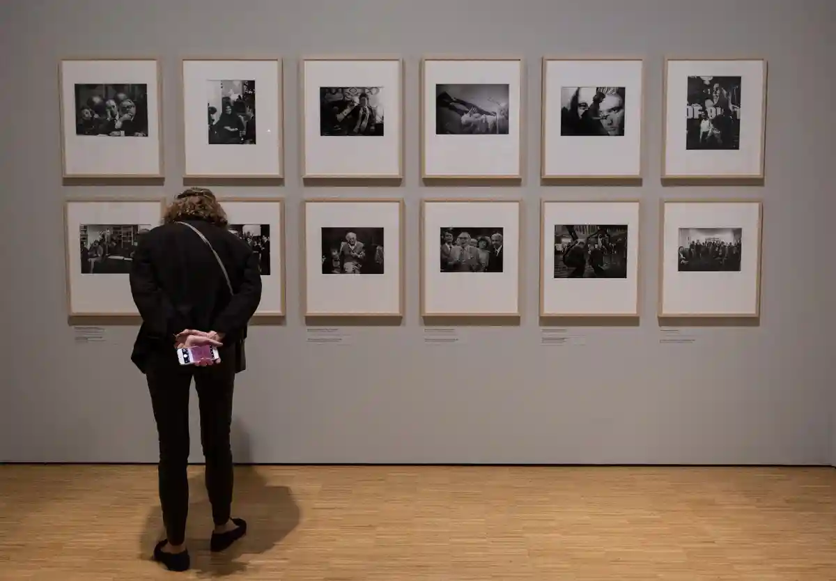 Выставка фотографа Барбары Клемм:Посетители выставки осматривают выставочную площадь во время предварительного просмотра.