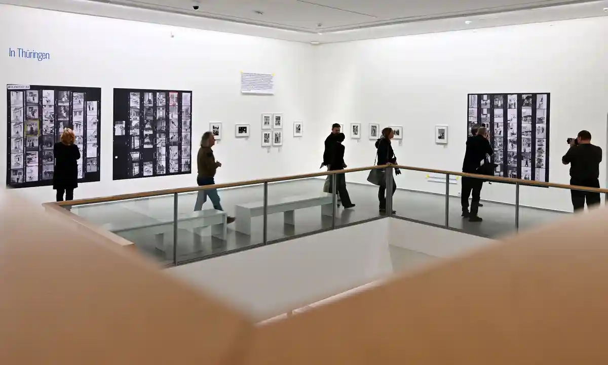 Выставка "Рене Бурри: в Германии":Участники пресс-тура осматривают выставку "Рене Бурри: в Германии" в Эрфуртском Кунстхалле.