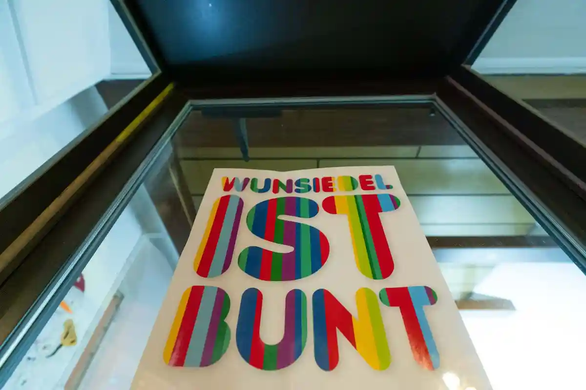 Wunsiedel:На витрине магазина висит плакат с надписью "Wunsiedel is colourful".