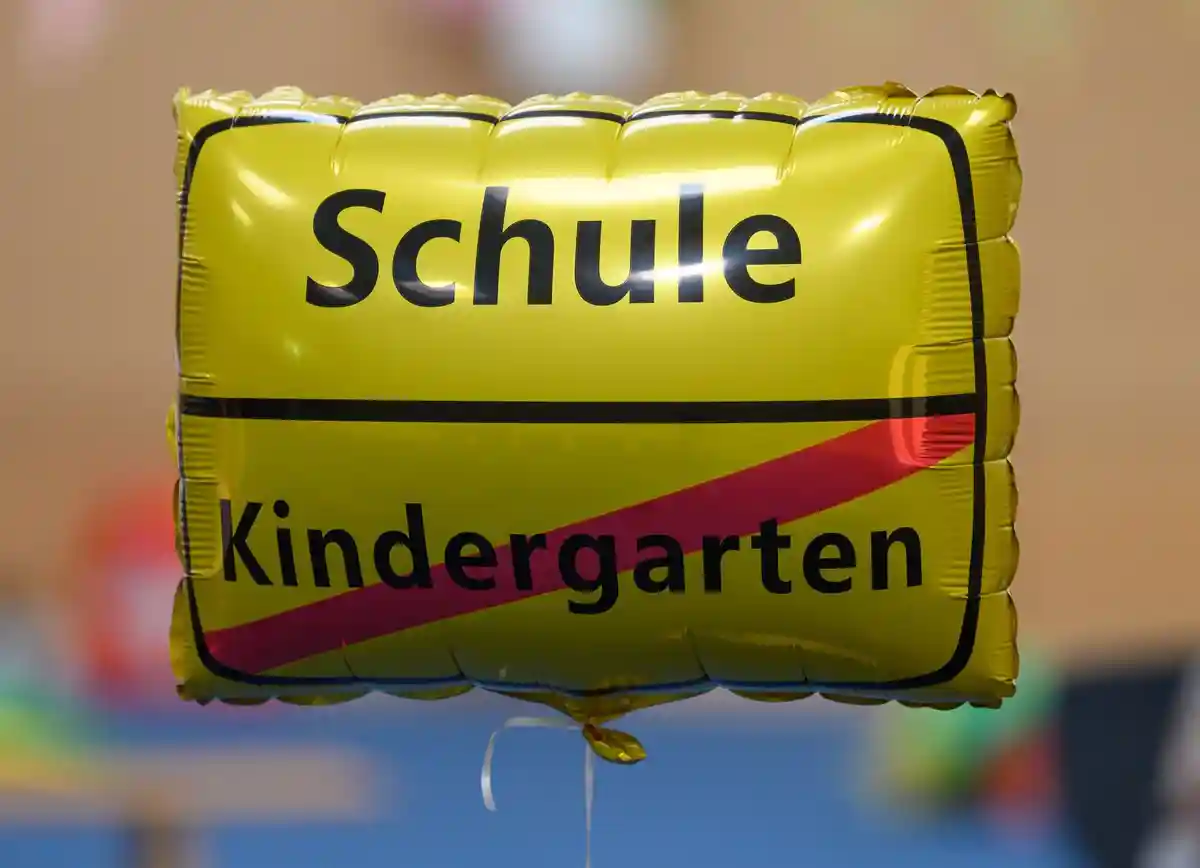 Зачисление в школу:Воздушный шар с перечеркнутыми словами "школа" и "детский сад".