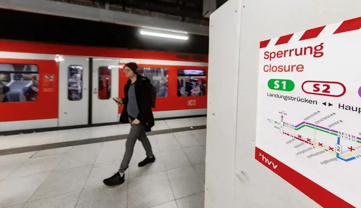 Закрыта линия S-Bahn в городском тоннеле Гамбурга:Плакат на главном вокзале сообщает о закрытии с понедельника линий S-Bahn между главным вокзалом и Ландунгсбрюккеном в связи с обновлением путей в Сититуннеле.