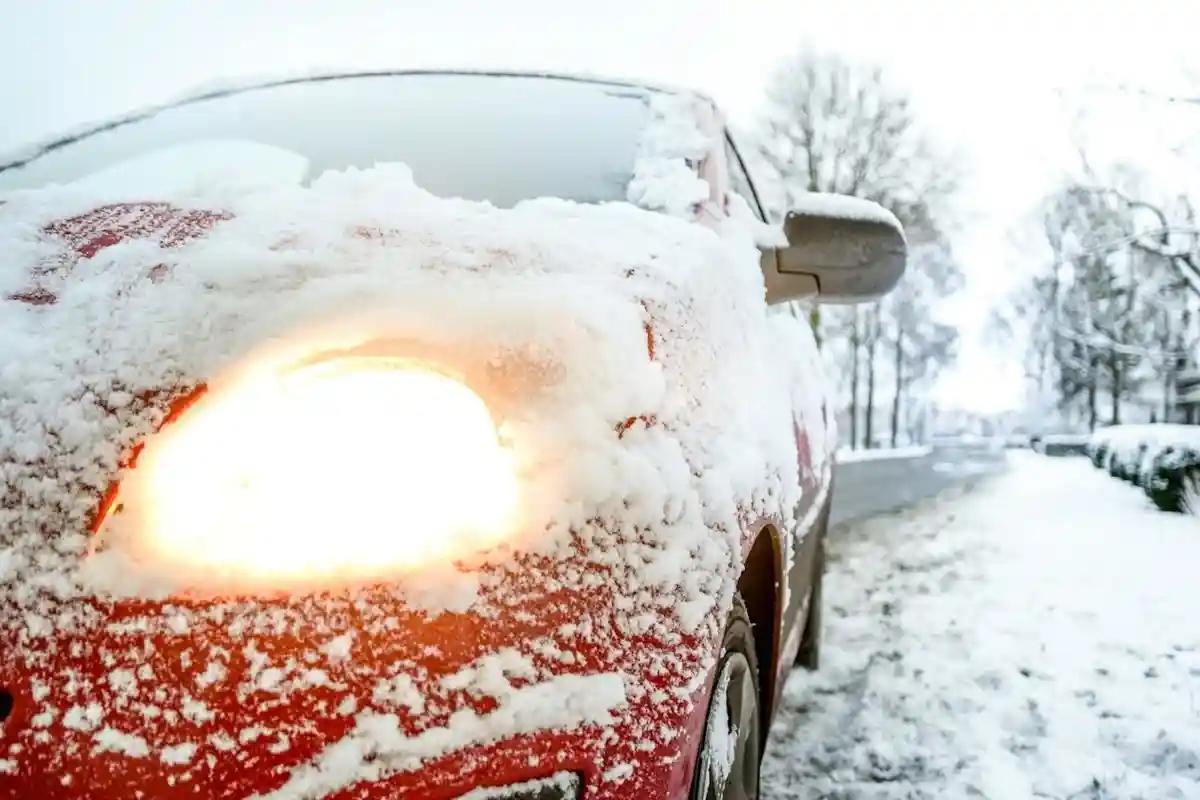 Если замерз замок в машине, можно попробовать попасть внутрь через пассажирские двери. Фото: Skitterphoto / pexels.com
