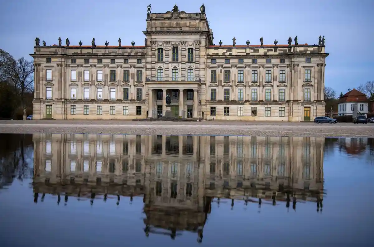 Замок Людвигслуст:Дворец Людвигслуст, известный также как "Северный Версаль", отражается в воде.