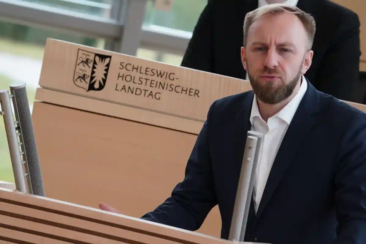 Заседание парламента земли Шлезвиг-Гольштейн:Никлас Дюрбрук выступает на тематическом часе в Государственном доме.