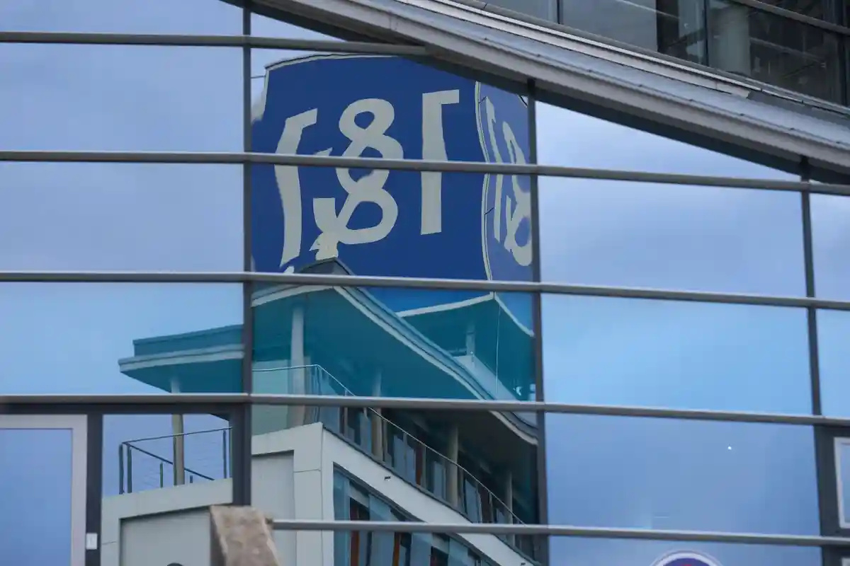 Здание компании 1&1:Логотип компании на крыше здания компании, предоставляющей услуги Интернета и мобильной связи 1&1, отражается в стеклянном фасаде.