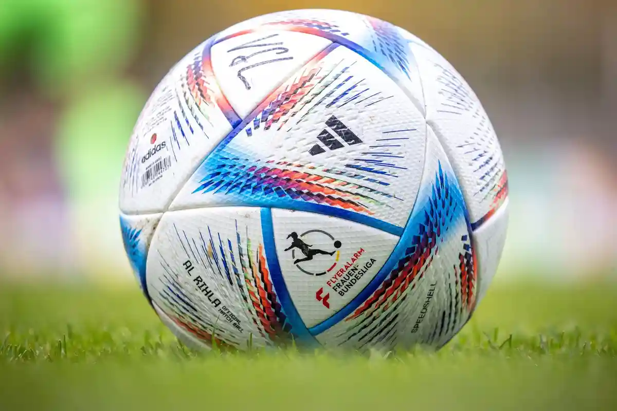 Женская Бундеслига:На траве лежит футбольный мяч.