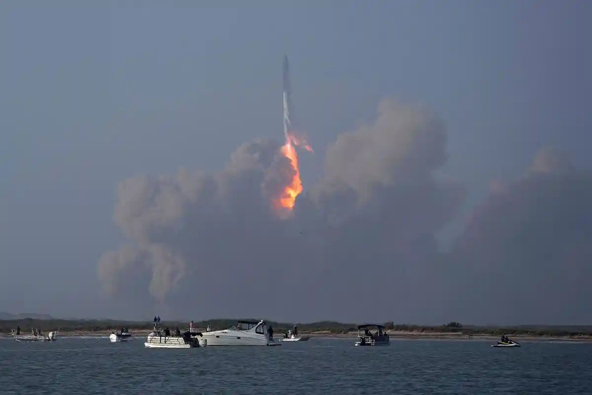 "Звездолет":В середине апреля "Звездный корабль" компании SpaceX отправился в свой первый испытательный беспилотный запуск.