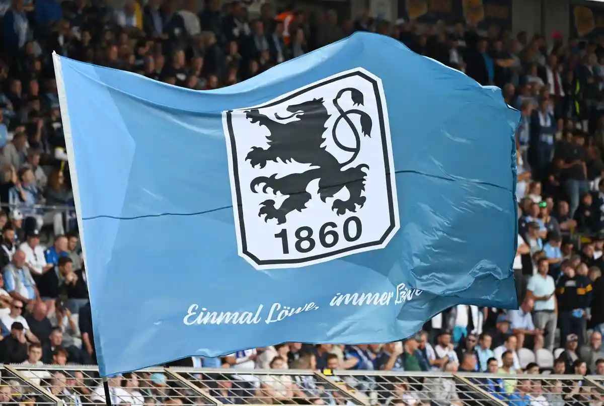 1860 Мюнхен:Перед началом матча развевается большой флаг "1860 Мюнхен".